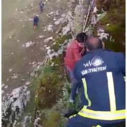 Van'da, kayalıklarda mahsur kalan çocuk kurtarıldı