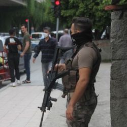 Adana'da uygulamadan kaçan genç, yanlışlıkla vuruldu
