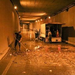 Antalya'da çöpler gideri tıkayınca alt geçidi su bastı