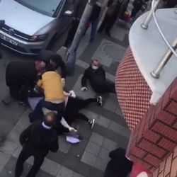 Ekmek sırasında kavga çıktı, sosyal mesafe hiçe sayıldı
