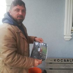 Kaybolan ineğini bulmak için afiş bastırdı