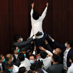 Hong Kong meclisinde arbede çıktı