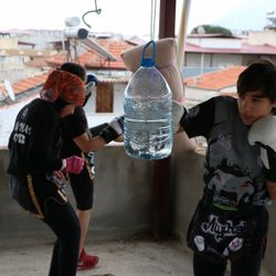 Korona engel olamadı, ev çatısı spor salonuna dönüştü