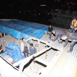 Hakkari’de şiddetli fırtına çatıların uçmasına neden oldu