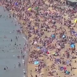 İngiltere'de plajlar tıklım tıklım doldu