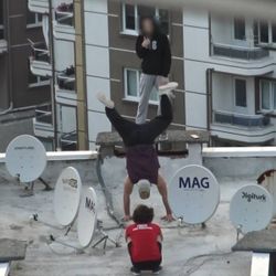 Çatı katında tehlikeli akrobatik gösteri