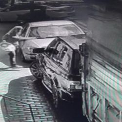 Esenyurt'ta bir kadın lüks cipe çöp döktü