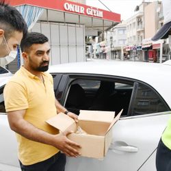Yaralı kedi için sokağa çıktı, polisten tebrik aldı