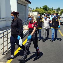 Adana'da arkadaşlarına görümcesinin evini soydurttu
