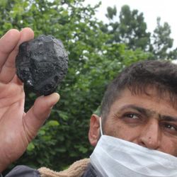 Düzce'de ot biçerken bahçede göktaşı buldu