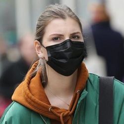 Çinli uzmanlar: Evde de maske takın