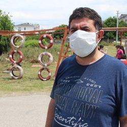Boş arsaya çocuklar için park yaptı, darbedildi