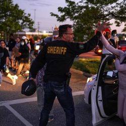 ABD’deki protestolarda iki polisten farklı hareketler