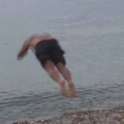 Antalya'da soğuk havaya rağmen denize girdiler