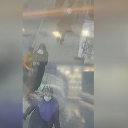 Yankesici, kaldırımda yürüyen kadının çantasını soydu