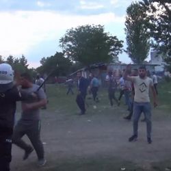 Polisi şehit edip 2 kardeşi öldüren zanlının evi taşlandı