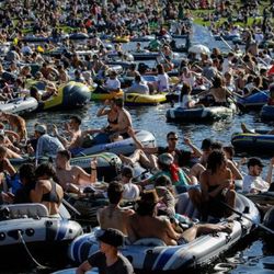 Berlin’de protesto gösterisi partiye dönüştü