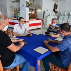 Kahvehanede cep telefonuyla okey oynadılar