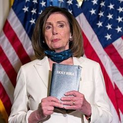 Pelosi'den Trump'a İncil'li tepki: Yangına körükle gitme