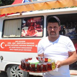 Şehit cenazelerinde yaptığını görenler şaşırıyor