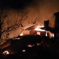 Yusufeli’de çıkan yangın, 7 evi kül etti