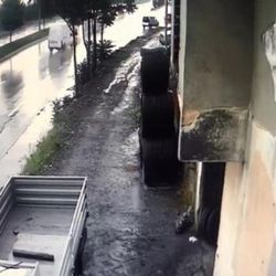 Sultangazi'de minibüs kadına çarptı, 20 metre sürükledi