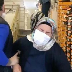 Ayakkabı için kızının ittiği anne çekeni şikayet etti