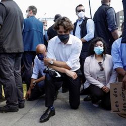 Kanada Başbakanı, polis şiddetine karşı diz çöktü