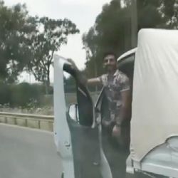 Antalya'da sürücü hareket halindeyken ayağa kalktı