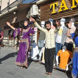 Mardin'de korona nedeniyle halay çekememeye 'ipli' çözüm