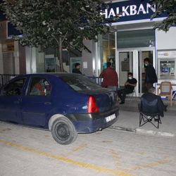 Manisa'da ev alabilmek için 2 gün önceden sıraya girdiler