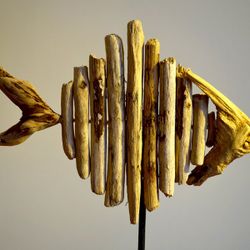Sahilden topladığı ağaç parçalarını sanat eserine dönüştü