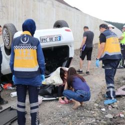 Denizli'de araçla takla attılar, yara almadan kurtuldular