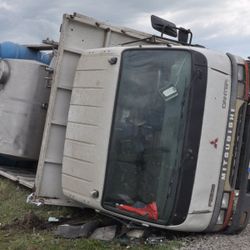 Kars’ta hortum çıktı, kamyonu devirdi