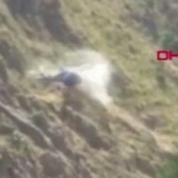 İtalya’nın helikopter sarp kayalıklara çarptı