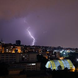 İstanbul'da şimşekler geceyi aydınlattı