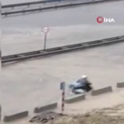 Pendik'te motosikletini akıntıya kaptıran sürücü