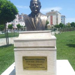 Tekirdağ'daki Erbakan'ın heykeli olay oldu