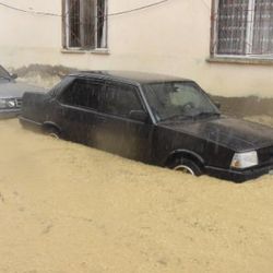 İzmir'de sağanak sonrası yollar göle döndü