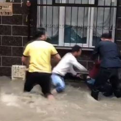 Esenyurt'ta selde mahsur kalan 3 çocuk kurtarıldı