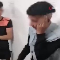 İtalya'da polis şiddeti: Birbirlerine tokat attırdı
