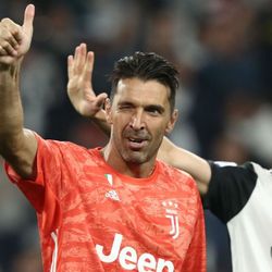 Juventus, 42 yaşındaki Buffon'un sözleşmesini uzattı
