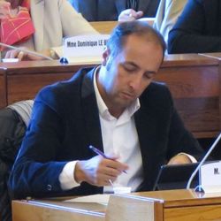 Fransa'da Türk siyasetçi Metin Yavuz belediye başkanı