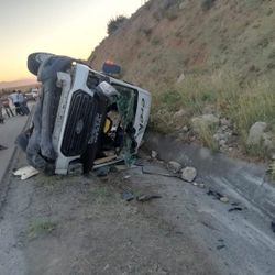 Tokat'ta lastiği patlayan minibüs yan yattı: 16 yaralı