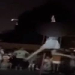 Çin'de okul önünde direk dansı yapıldı