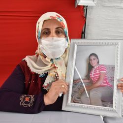 Diyarbakır'daki evlat nöbetine bir anne daha katıldı