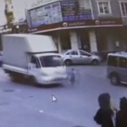 Esenyurt'ta küçük çocuğa kamyonet çarptı