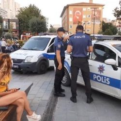 Esenyurt'ta polisle maske ve sosyal mesafe tartışması