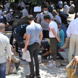 Sivas'ta yaşlı adam namazı beklerken kalp krizi geçirdi