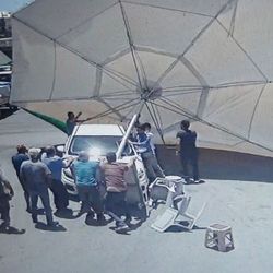 Antalya’da çıkan hortum şemsiyeleri uçurdu
